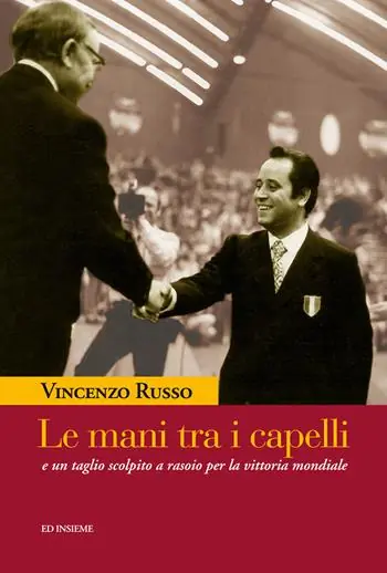 Prezzo Basso Le mani tra i capelli e un taglio scolpito a rasoio per la vittoria mondiale