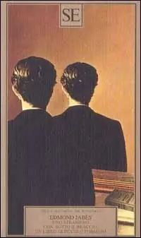Uno straniero con, sotto il braccio, un libro di piccolo formato Reso Gratuito